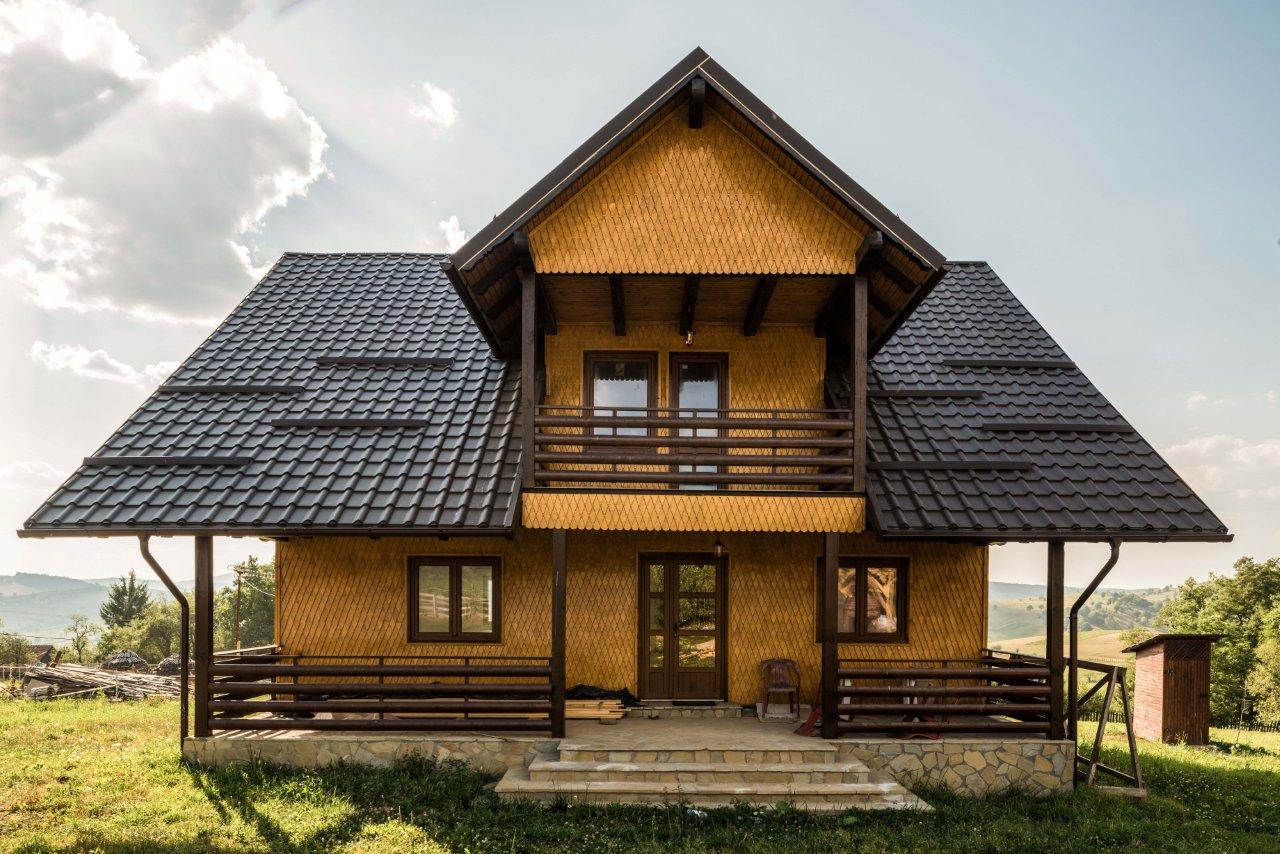 Дом с крышей мокрый асфальт